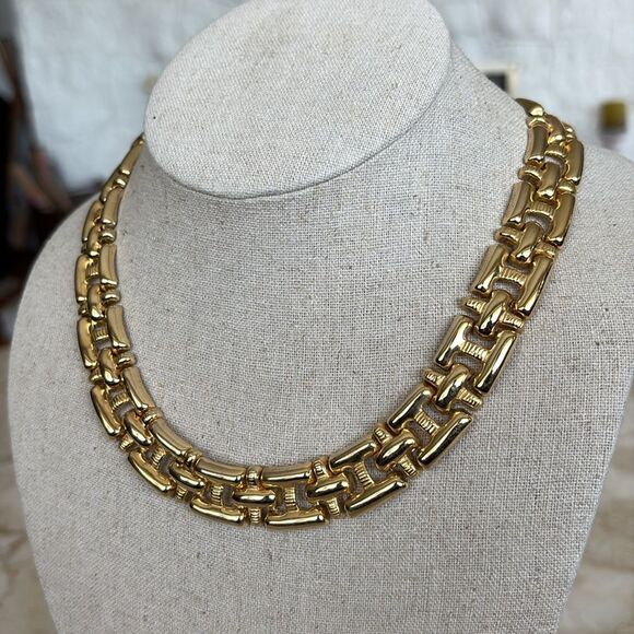 18” Gold Tone H Link Choker Necklace - Picture 4 of 8